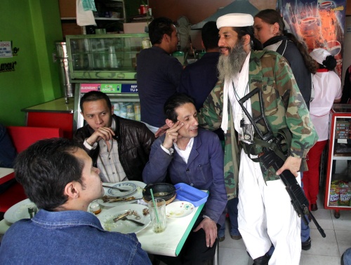 Londoño Hasmet es el 'Osama' colombiano, quien, como el árabe, no suelta un silbato ni su fusil, un lustroso AK-47 de madera, además de una larga barba, una cazadora de fatiga y el infaltable turbante blanco. (EFE)
