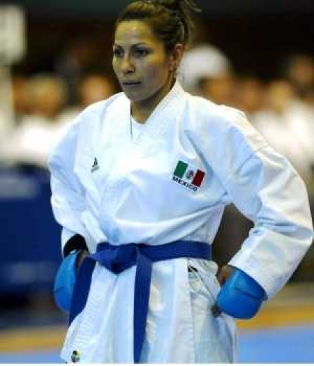 La karateka Yadira Lira es madre de alto rendimiento; su hijo, Yoshi, prefiere la gimnasia.