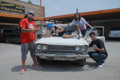 'Tunéame la Nave' estará hoy en Car Audio Competition para recibir solicitudes de soñadores laguneros que pueden lograr, mediante concurso, que su auto sea modificado. 'Mau', Churrumaiz' y 'Rayo' presentes. (Foto  Fernando Compeán)