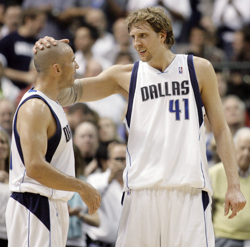 El alemán Dirk Nowitzki y su compañero Jason Kidd enfrentarán al sorprendente equipo de Oklahoma City en la final de Conferencia Oeste. (AP)