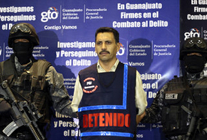 El primer oficial José Manuel Pérez García, hermano del alcalde de Uriangato, Ramón Pérez García, y tres sujetos de 'alta peligrosidad' fueron detenidos junto con seis policías por su presunta vinculación con 'La Familia Michoacana'.