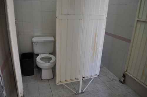 Sanitarios. Así luce actualmente el baño de mujeres que cuenta con dos inodoros del cual dispone la ciudadanía que acude a la Presidencia Municipal para realizar algún trámite o pagar sus impuestos. 