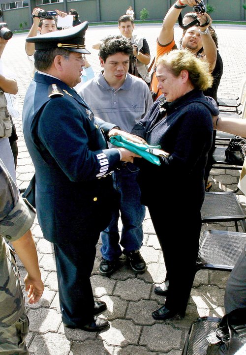 DifÍcil. Generales, jefes, oficiales y tropa del Ejército y Fuerza Aérea, esperan se esclarezca el crimen. 