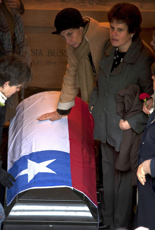 Exhuman el cuerpo. Isabel Allende, hija del fallecido presidente chileno Salvador Allende, toca su féretro. Las autoridades buscan exclarecer su muerte.   