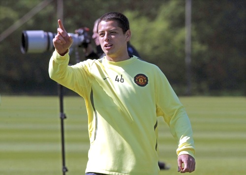 Javier Hernández celebró ayer su cumpleaños número 23 y lo festejó con sus logros en Europa. (EFE)