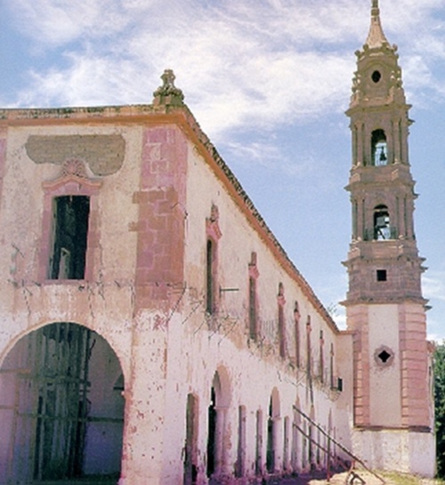 La histórica hacienda “Guadalupe”, en Peñón Blanco, luce la centenaria y espigada torre de su capilla, la que se eleva majestuosa entre las maravillas del paisaje duranguense. (Estado actual)