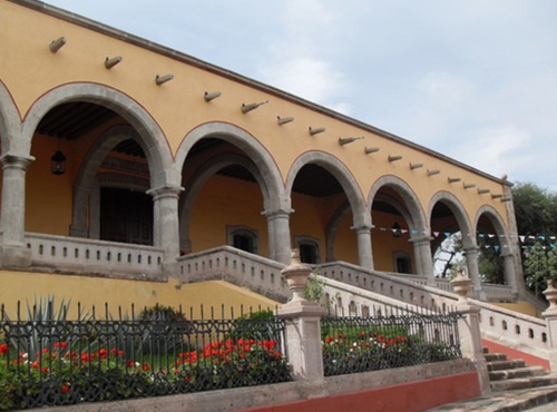 Vista de la señorial fachada de la hacienda “Ferrería”, en Durango, con sus espléndidos y elegantes arcos de cantera. (Estado actual)