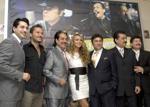 Los Tigres del Norte a dueto con Paulina Rubio en la canción 'Golpes en el corazón', conquistaron el primer lugar del 'chart' General.