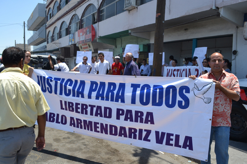 Manifestación. Justicia y libertad para Pablo Armendáriz Vela  pidieron ayer amigos y familiares del joven arraigado afuera del Hotel California.