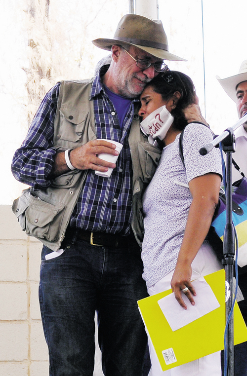 Relatos de violencia. El poeta Javier Sicilia abraza a la madre de un joven desaparecido, quien contó su historia durante un encuentro con la Caravana por la Paz en el Bosque Venustiano Carranza.