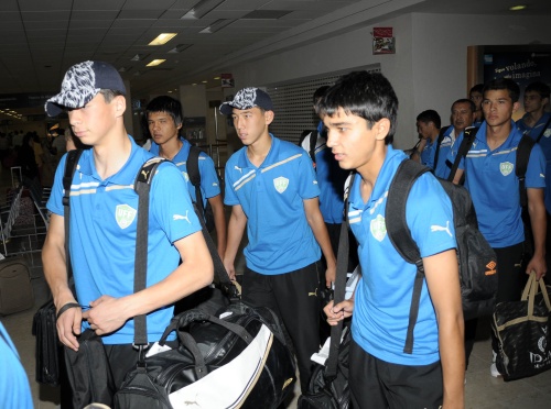 Jugadores asiáticos a su llegada a la ciudad. (Foto de Jesús Galindo)