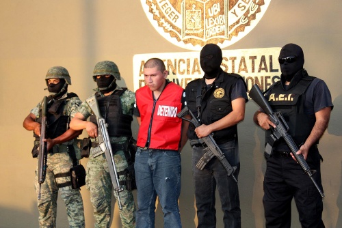 Fue aprehendido en el municipio de Pesquería después de enfrentarse contra el Ejército; 26 policías estarían involucrados en el crimen. (Notimex)