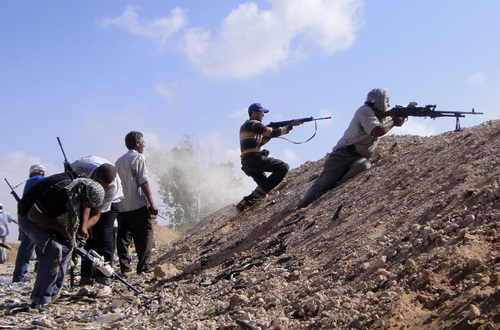 El conflicto sigue. Rebeldes libios pelean contra leales a Gadafi en una zona cercana a la ciudad de Misrata, el conflicto sigue pese al apoyo de la OTAN la cual ha tenido dos errores en dos días y ha matado a rebeldes y a civiles.