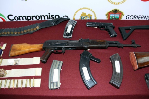 Revela la cadena CBS que dos variantes de AK-47 que ingresaron a México a través del fallido operativo fueron halladas en lugar donde fue asesinado el hermano de la ex fiscal de Chihuahua.