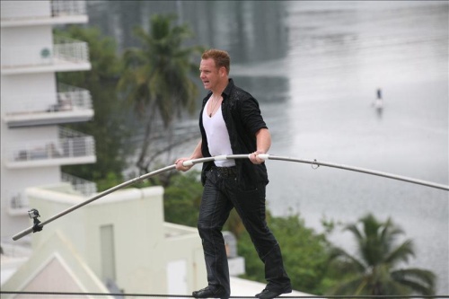 El famoso trapecista Nik Wallenda, récord Guinness por recorrer en bicicleta la cuerda floja más larga y elevada del planeta, cruzará las famosas cataratas del Niágara.