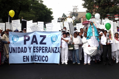 Paz. Cientos de fieles católicos comenzaron la mañana de ayer sábado la 'Peregrinación por la paz, la unidad y la esperanza en México', que comenzó en la Glorieta de Peralvillo con destino a la Basílica de Guadalupe.