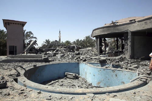 Destrucción. Imagen del 20 de junio que muestra los daños causados a este edificio destruido del complejo residencial de Al Khawaildi Al Hamadi que, según el Gobierno libio, fue el objetivo de ataques aéreos de la OTAN, en Surnam, a 70 kilómetros de Trípoli.