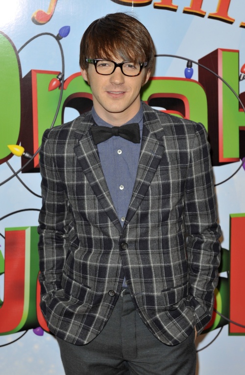 No quiero que Glee haga una de mis canciones, creo que es malo. Toman esas grandiosas canciones, esos grandes temas y los hacen sonar sin chispa”.
Drake Bell
Cantante y actor