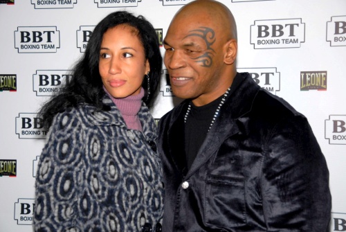 El excampeón del mundo de los pesos pesados del boxeo Mike Tyson celebró una boda sorpresa en Las Vegas para renovar sus nupcias con su tercera mujer, Lakiha Spicer.
