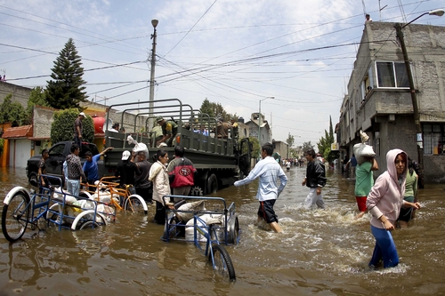 Sufren.  Habitantes de la colonia El Sol en Nezahualcóyotl sufren afecciones tras la inundación provocada por el desbordamiento del río Xochiaca.