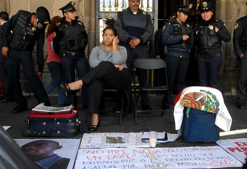 Liduvina Castillo, viuda del nigeriano Isaac Echinedu Nwachukwu, puso fin hoy a su huelga de hambre de once días tras el anuncio de que los dos policías presuntamente culpables de golpear a su marido.