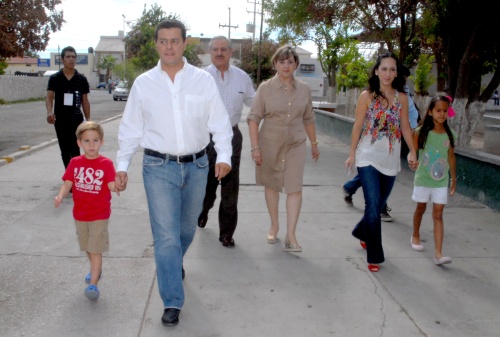 El candidato llegó acompañado de su familia y de su padre, el exalcalde de Torreón, Salomó Juan Marcos Issa. (CRISTAL BARRIENTOS) 