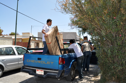 Rumbo al cierre. Personal del IEPCC en Torreón empaca y recoge las mamparas y demás materiales que se utilizaron en las casillas durante el proceso electoral del domingo. 