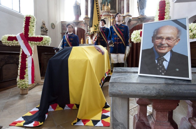 El ataúd con los restos de Otto von Habsburgo cubierto con una bandera con el escudo de su familia expuesto en la iglesia de St. Ulrich en Pöcking. EFE