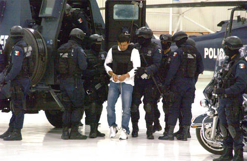 Captura. Jesús Enrique Rejón Aguilar, alias el Mamito, y Pedro Ortega Herrera fueron presentados en las instalaciones en el Centro de Mando de la PF.