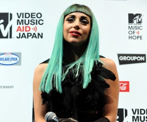 Lady Gaga es considerada una inspiración entre la comunidad LGTB quienes la apoyan constantemente en sus distintas facetas.

