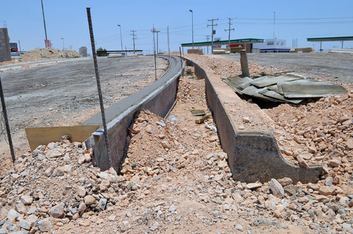 Diferencias. El Estado ha invertido 1,080 millones de pesos de obra vial en Torreón; en Saltillo, 2,390 millones de pesos. En la imagen, trabajos del bulevar San Pedro en Mieleras. 