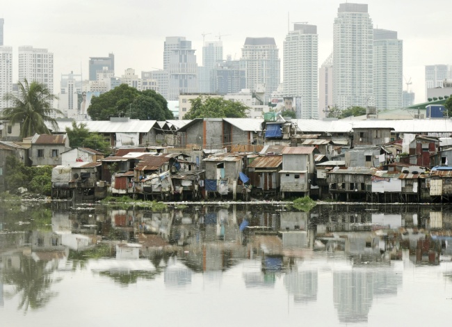 Un barrio de chabolas, con los rascacielos de Manila como telón de fondo, en Filipinas. EFE