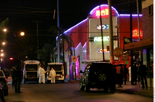 Muerte. Un comando armado masacró a 20 personas en el bar Sabino Gordo, en Villagrán y Carlos Salazar, en el Centro de Monterrey.