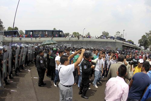 Cientos de personas fueron desalojadas de la explanada del estadio Azteca por policías del Distrito Federal. Se arma caos en el Azteca por boletos