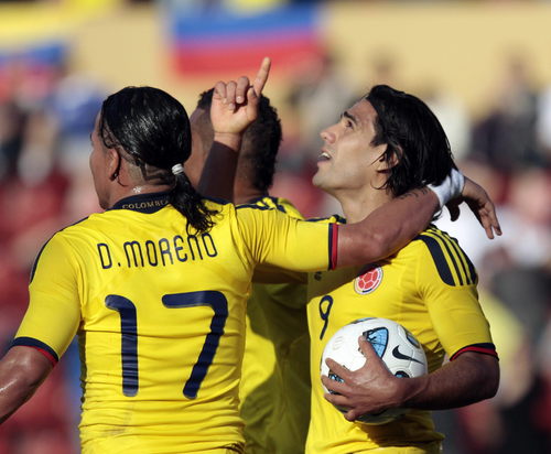 El colombiano Radamel Falcao García (derecha) festeja su segundo gol junto con Dayro Moreno. (EFE)