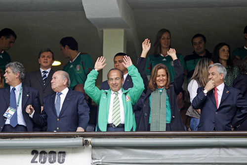 El presidente de México, Felipe Calderón, presenció el partido en compañía del presidente de la FIFA, Joseph Blatter. (El Universal)
