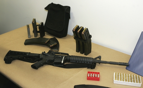 Acciones. Un rifle de asalto R-15 semiautomático es presentada por autoridades de la Jefatura de Policía de Seattle.