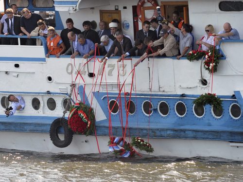 Víctimas. Gente tira flores para recordar a las víctimas de Volga.