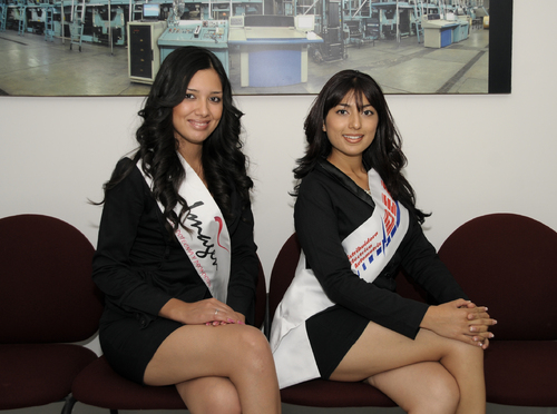 Las edecanes Rosa Olivia y Alejandra visitaron 'El Siglo de Torreón' para invitar a la Exposición Fotográfica del Historial del Cuarto de Milla en La Laguna. Presentan exposición del Cuarto de Milla