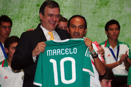 Marcelo Ebrard recibe playera, de manos de Raúl Gutiérrez, durante ceremonia la mañana de este martes en el Antiguo Palacio del Ayuntamiento. (El Universal)