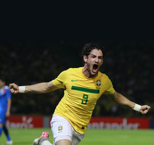 El jugador de la selección de Brasil, Alexandre Pato, festeja su gol ante Ecuador; anoche los 'amazónicos' se impusieron por 4-2 a los ecuatorianos y lograron avanzar como líderes del Grupo B a los cuartos de final de la Copa América en donde enfrentarán a Paraguay. 