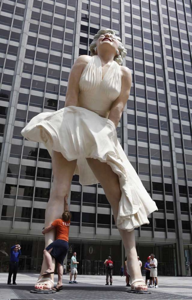 La mítica escena en que Monroe deja ver sus piernas mereció una escultura, “Forever Marilyn”, que se erige en Chicago. (Agencias)