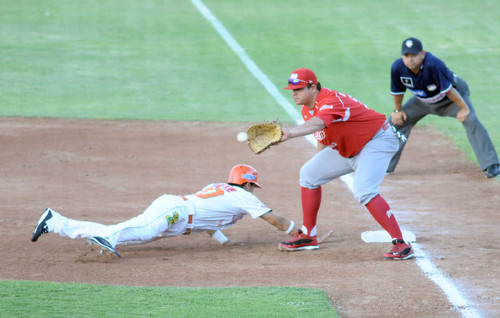 Diablos Rojos venció anoche a los naranjas por pizarra de 17 carreras a 9, dejando igualada la mini serie de 2 juegos en el Estadio Revolución. (J. Galindo)