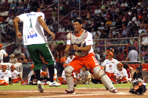 Uno a uno fueron presentados los jugadores de ambas escuadras; Oswaldo Sánchez, Iván Estrada, Emmanuel 'Peque' Valdez y Santiago González, recibieron las ovaciones más sonoras de la noche. 