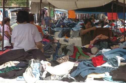 Alerta IMSS por comprar ropa de 'paca' en tianguis