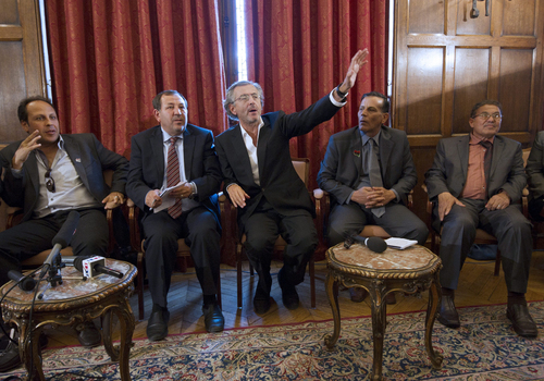 Rechazo. Los representantes del Consejo Nacional de Transición Libio (CNT), Ramadan Zarmuh, Ibrahim Beitmal, Ali Farzjani, Souleiman Furtia y el filósofo francés, Bernard-Henri Levy, asisten a una rueda de prensa en París, en donde aseguraron que no aceptarán que Gadafi se quede en Libia aunque deje el poder. 