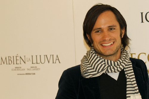 El actor Gael García está feliz.