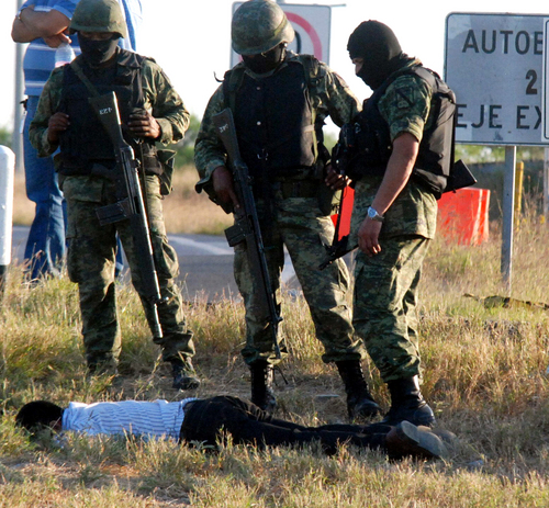 Las autoridades militares precisaron que los cuerpos de los occisos y lo asegurado fueron puestos a disposición de las autoridades correspondientes.