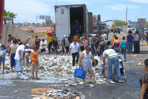 Aprovechan. En bolsas y entre los brazos se llevaron la leche regada.