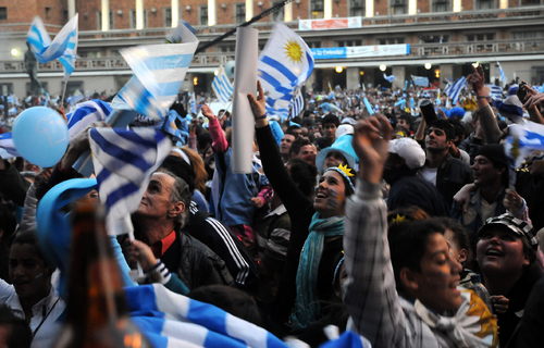 Decenas de miles de uruguayos festejaron ayer en las calles de Montevideo el triunfo de su selección en la Copa América.